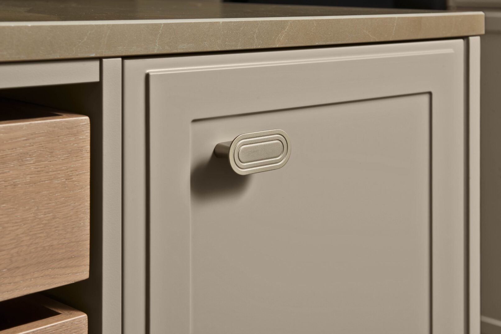 Hệ tủ bếp cao cấp Nolte Küchen TORINO LACK Lava softmatt — mặt tủ sơn mờ màu Lava với khung viền mỏng đặc trưng phong cách Modern Classic, được sơn toàn chu vi tạo sự thống nhất, bề mặt kháng vân tay. Nhà sản xuất: Nolte Küchen, CHLB Đức | Phân phối độc quyền bởi Eleganz Furniture Vietnam.