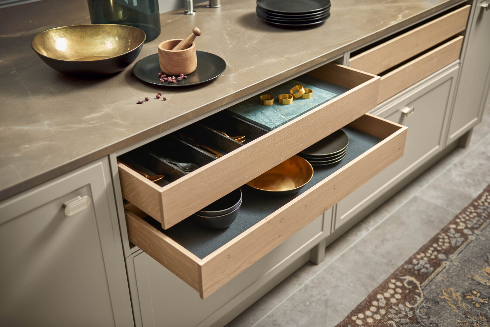 Hệ tủ bếp cao cấp Nolte Küchen TORINO LACK Lava softmatt — mặt tủ sơn mờ màu Lava với khung viền mỏng đặc trưng phong cách Modern Classic, được sơn toàn chu vi tạo sự thống nhất, bề mặt kháng vân tay. Nhà sản xuất: Nolte Küchen, CHLB Đức | Phân phối độc quyền bởi Eleganz Furniture Vietnam.