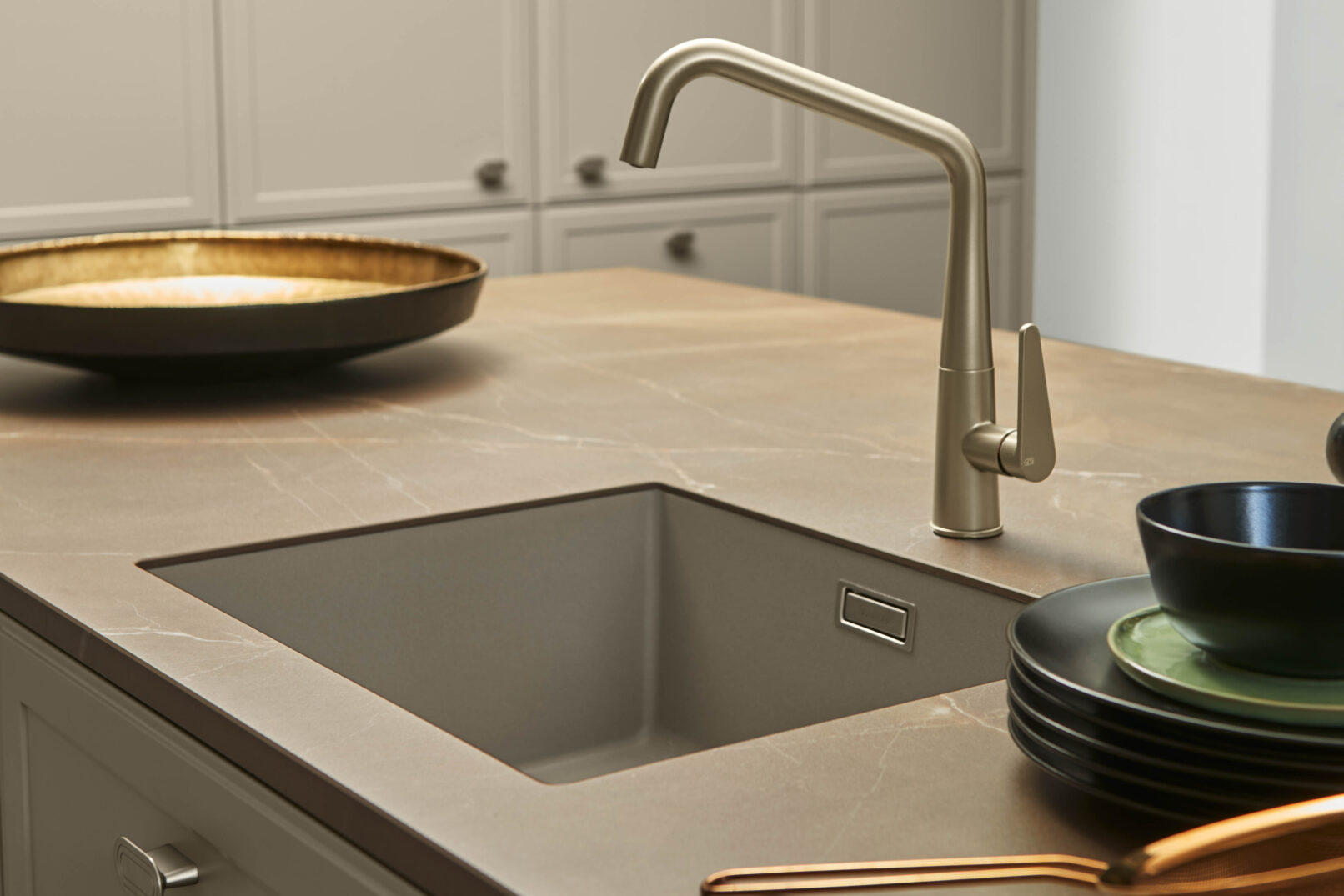 Hệ tủ bếp cao cấp Nolte Küchen TORINO LACK Lava softmatt — mặt tủ sơn mờ màu Lava với khung viền mỏng đặc trưng phong cách Modern Classic, được sơn toàn chu vi tạo sự thống nhất, bề mặt kháng vân tay. Nhà sản xuất: Nolte Küchen, CHLB Đức | Phân phối độc quyền bởi Eleganz Furniture Vietnam.