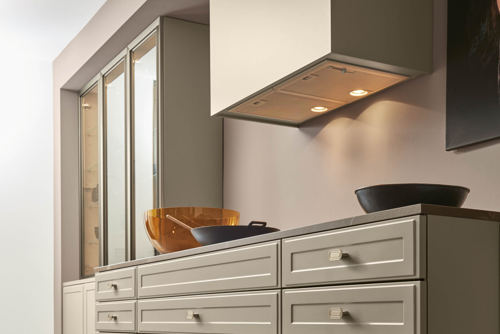 Hệ tủ bếp cao cấp Nolte Küchen TORINO LACK Lava softmatt — mặt tủ sơn mờ màu Lava với khung viền mỏng đặc trưng phong cách Modern Classic, được sơn toàn chu vi tạo sự thống nhất, bề mặt kháng vân tay. Nhà sản xuất: Nolte Küchen, CHLB Đức | Phân phối độc quyền bởi Eleganz Furniture Vietnam.