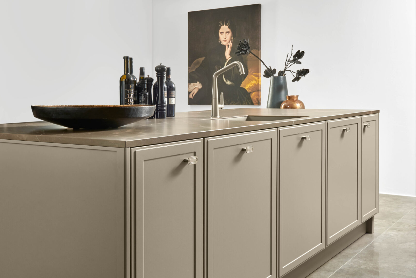 Hệ tủ bếp cao cấp Nolte Küchen TORINO LACK Lava softmatt — mặt tủ sơn mờ màu Lava với khung viền mỏng đặc trưng phong cách Modern Classic, được sơn toàn chu vi tạo sự thống nhất, bề mặt kháng vân tay. Nhà sản xuất: Nolte Küchen, CHLB Đức | Phân phối độc quyền bởi Eleganz Furniture Vietnam.