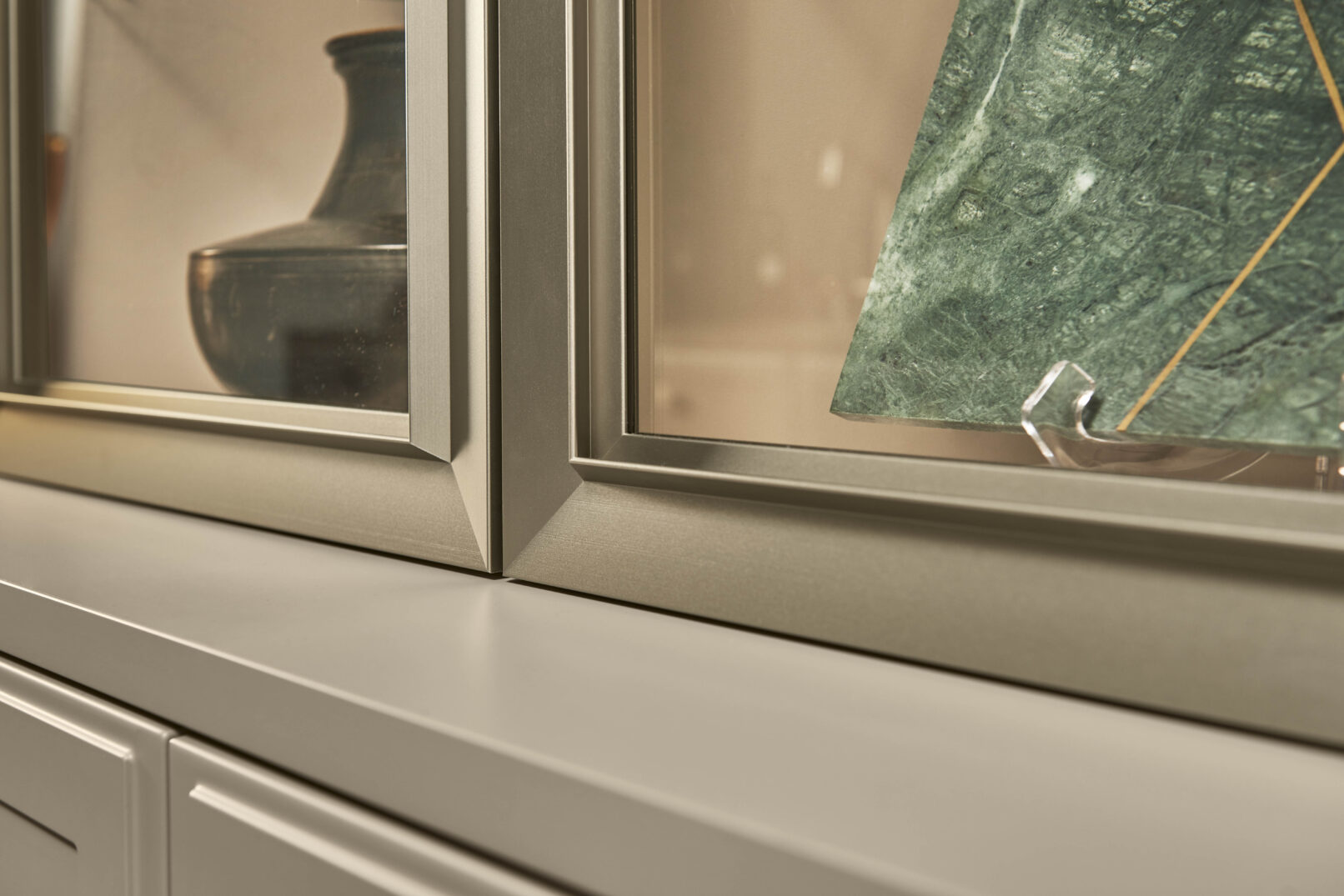 Hệ tủ bếp cao cấp Nolte Küchen TORINO LACK Lava softmatt — mặt tủ sơn mờ màu Lava với khung viền mỏng đặc trưng phong cách Modern Classic, được sơn toàn chu vi tạo sự thống nhất, bề mặt kháng vân tay. Nhà sản xuất: Nolte Küchen, CHLB Đức | Phân phối độc quyền bởi Eleganz Furniture Vietnam.