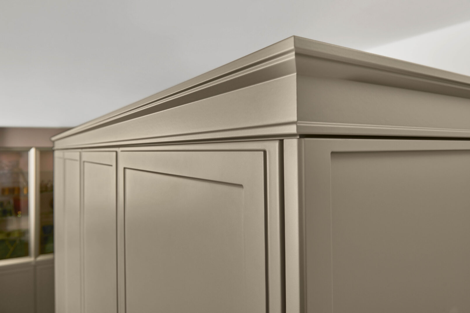 Hệ tủ bếp cao cấp Nolte Küchen TORINO LACK Lava softmatt — mặt tủ sơn mờ màu Lava với khung viền mỏng đặc trưng phong cách Modern Classic, được sơn toàn chu vi tạo sự thống nhất, bề mặt kháng vân tay. Nhà sản xuất: Nolte Küchen, CHLB Đức | Phân phối độc quyền bởi Eleganz Furniture Vietnam.