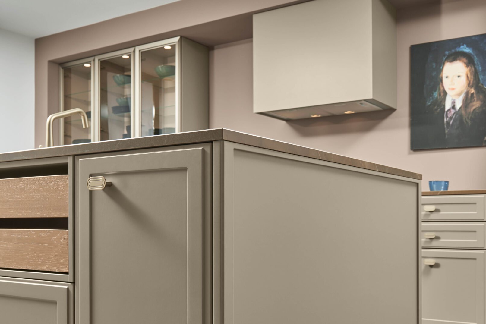 Hệ tủ bếp cao cấp Nolte Küchen TORINO LACK Lava softmatt — mặt tủ sơn mờ màu Lava với khung viền mỏng đặc trưng phong cách Modern Classic, được sơn toàn chu vi tạo sự thống nhất, bề mặt kháng vân tay. Nhà sản xuất: Nolte Küchen, CHLB Đức | Phân phối độc quyền bởi Eleganz Furniture Vietnam.