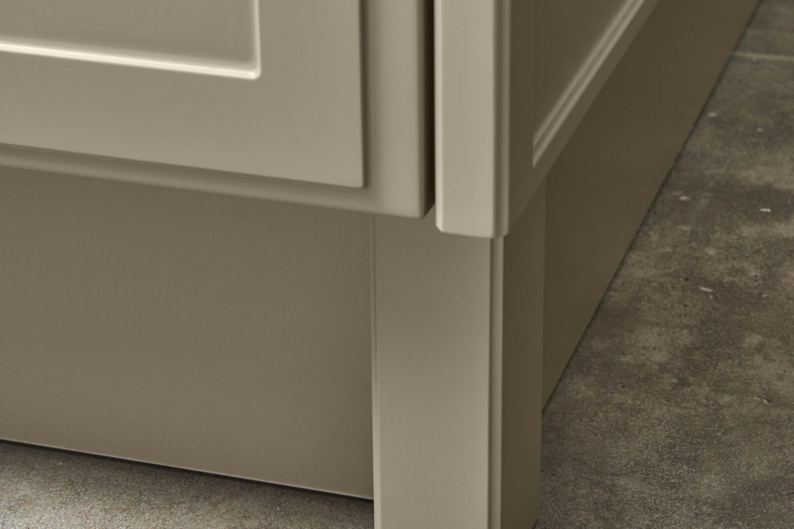 Hệ tủ bếp cao cấp Nolte Küchen TORINO LACK Lava softmatt — mặt tủ sơn mờ màu Lava với khung viền mỏng đặc trưng phong cách Modern Classic, được sơn toàn chu vi tạo sự thống nhất, bề mặt kháng vân tay. Nhà sản xuất: Nolte Küchen, CHLB Đức | Phân phối độc quyền bởi Eleganz Furniture Vietnam.