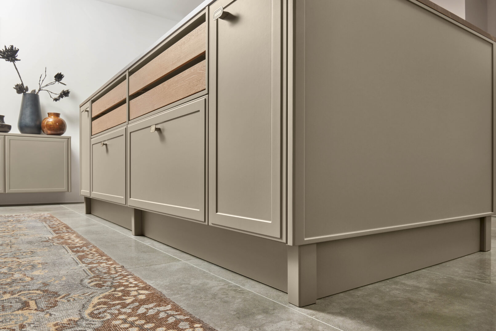 Hệ tủ bếp cao cấp Nolte Küchen neoSLATE Schiefer Schwarz Rosato — mặt tủ veneer đá phiến thật màu đen sâu, bề mặt ba chiều độc đáo, mỗi tấm là một độc bản. Nhà sản xuất: Nolte Küchen, CHLB Đức | Phân phối độc quyền bởi Eleganz Furniture Vietnam.