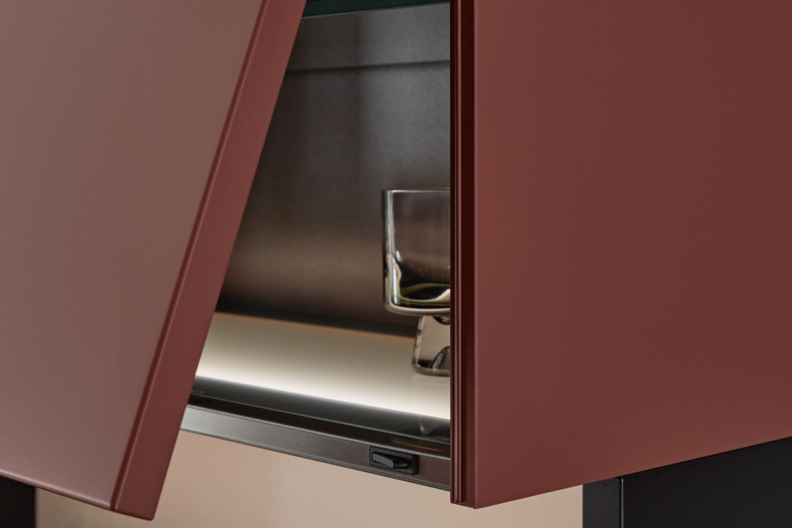 Hệ tủ bếp cao cấp Nolte Küchen neoSLATE Schiefer Schwarz Rosato — mặt tủ veneer đá phiến thật màu đen sâu, bề mặt ba chiều độc đáo, mỗi tấm là một độc bản. Nhà sản xuất: Nolte Küchen, CHLB Đức | Phân phối độc quyền bởi Eleganz Furniture Vietnam.