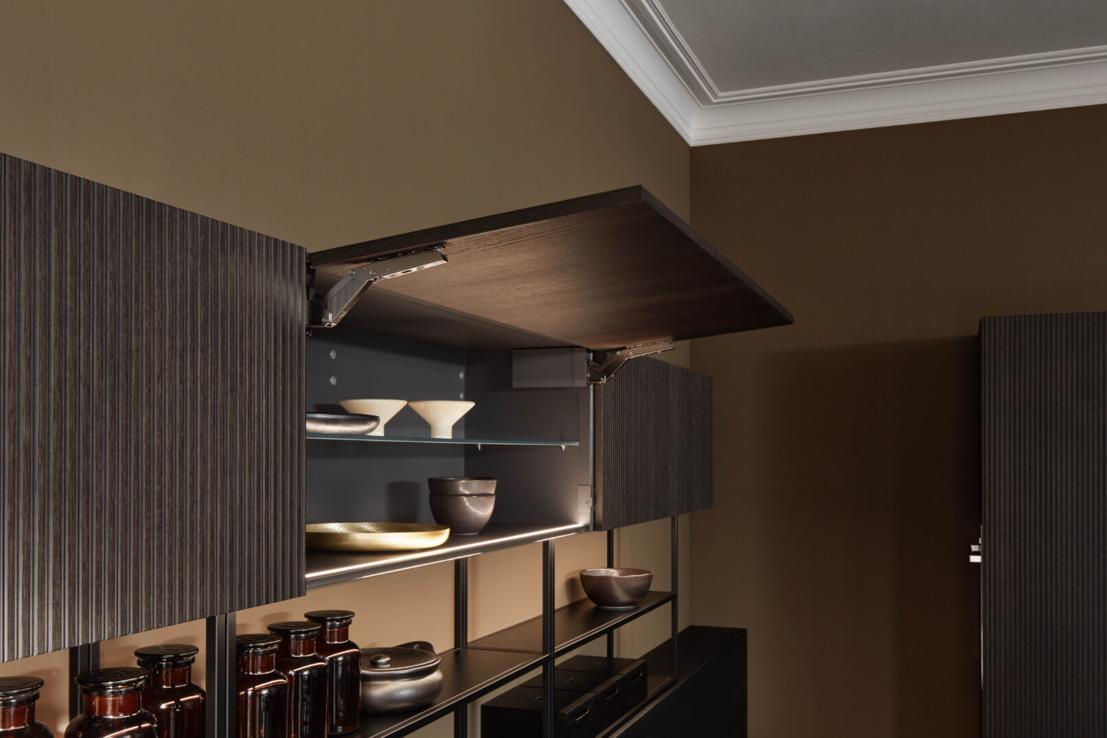 Hệ tủ bếp cao cấp Nolte Küchen neoMARBLE Marmor Schwarz — mặt tủ melaminharz mờ họa tiết đá cẩm thạch đen, bề mặt kháng vân tay, thiết kế không tay nắm tùy chọn (MatrixArt). Nhà sản xuất: Nolte Küchen, CHLB Đức | Phân phối độc quyền bởi Eleganz Furniture Vietnam.