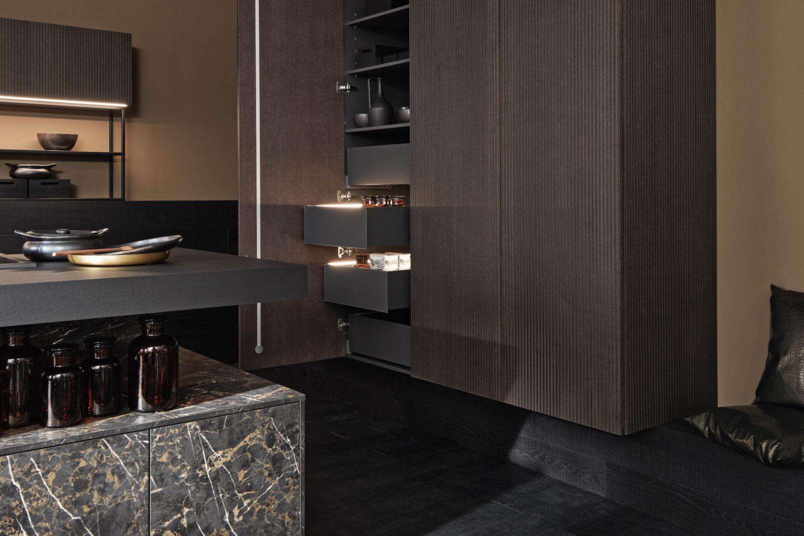 Hệ tủ bếp cao cấp Nolte Küchen neoMARBLE Marmor Schwarz — mặt tủ melaminharz mờ họa tiết đá cẩm thạch đen, bề mặt kháng vân tay, thiết kế không tay nắm tùy chọn (MatrixArt). Nhà sản xuất: Nolte Küchen, CHLB Đức | Phân phối độc quyền bởi Eleganz Furniture Vietnam.
