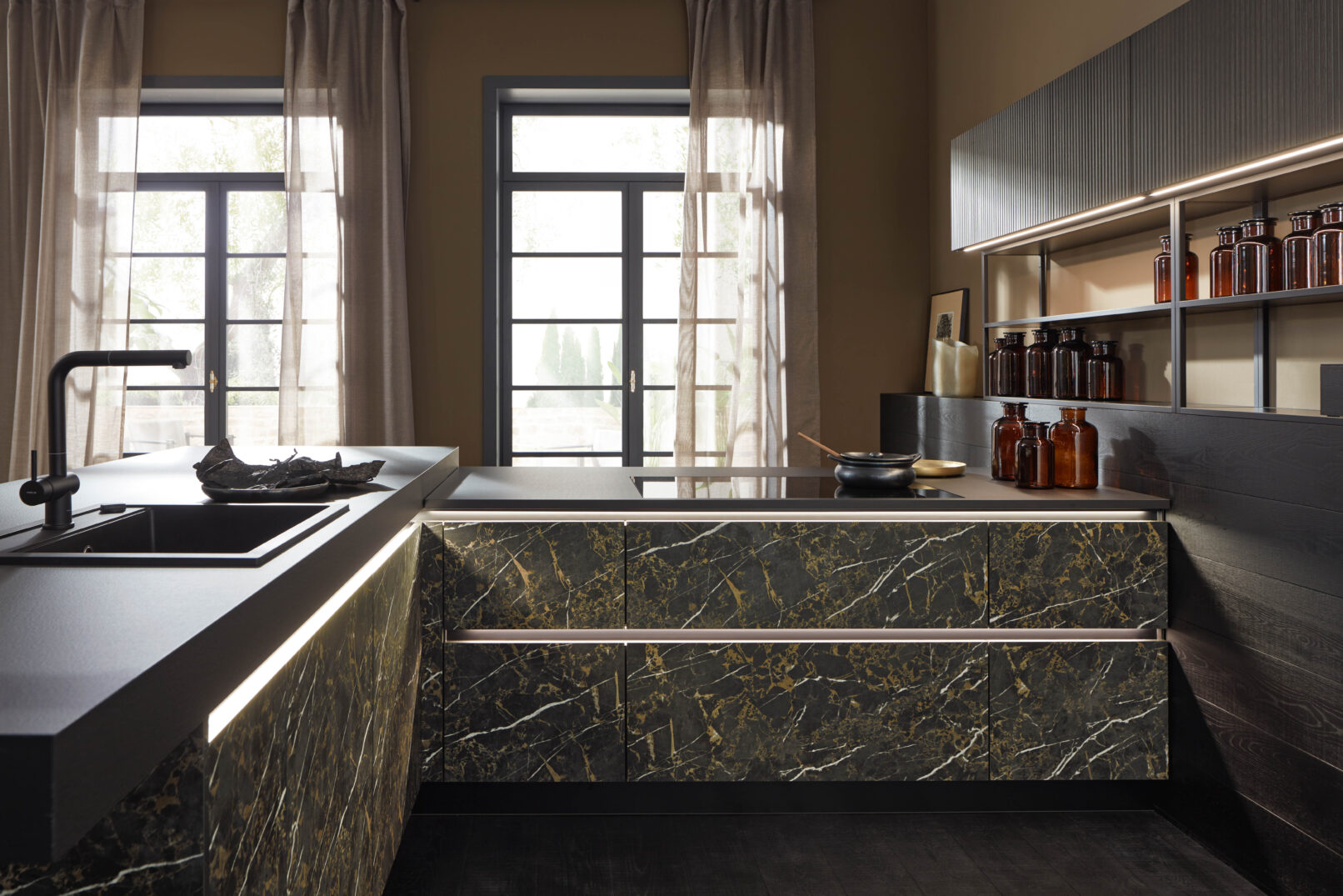 Hệ tủ bếp cao cấp Nolte Küchen neoMARBLE Marmor Schwarz — mặt tủ melaminharz mờ họa tiết đá cẩm thạch đen, bề mặt kháng vân tay, thiết kế không tay nắm tùy chọn (MatrixArt). Nhà sản xuất: Nolte Küchen, CHLB Đức | Phân phối độc quyền bởi Eleganz Furniture Vietnam.