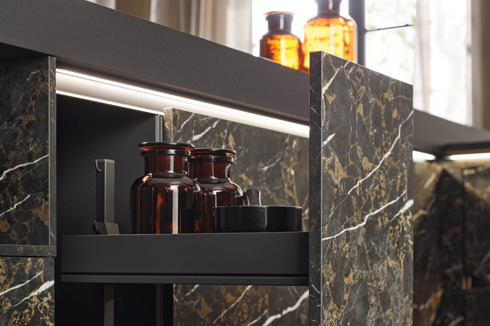 Hệ tủ bếp cao cấp Nolte Küchen neoMARBLE Marmor Schwarz — mặt tủ melaminharz mờ họa tiết đá cẩm thạch đen, bề mặt kháng vân tay, thiết kế không tay nắm tùy chọn (MatrixArt). Nhà sản xuất: Nolte Küchen, CHLB Đức | Phân phối độc quyền bởi Eleganz Furniture Vietnam.