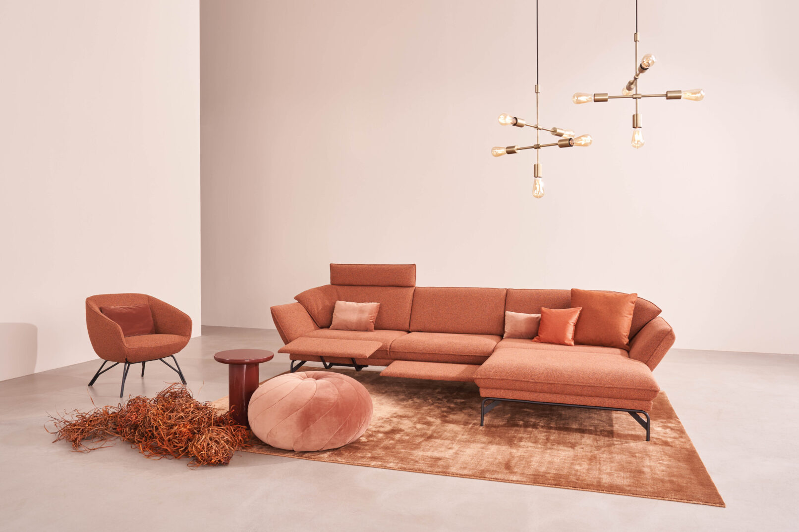 Bộ ghế sofa NOVA 1378, chất liệu nỉ Pura Grappa, hệ thống relax đa chức năng — chân nâng điện, tựa lưng điều chỉnh khí nén, tựa đầu linh hoạt, chân kim loại inox hoặc anthracite. Đoạt German Innovation Award 2023 và German Design Award 2025. Nhà sản xuất: Himolla, CHLB Đức | Phân phối độc quyền bởi Eleganz Furniture Vietnam.