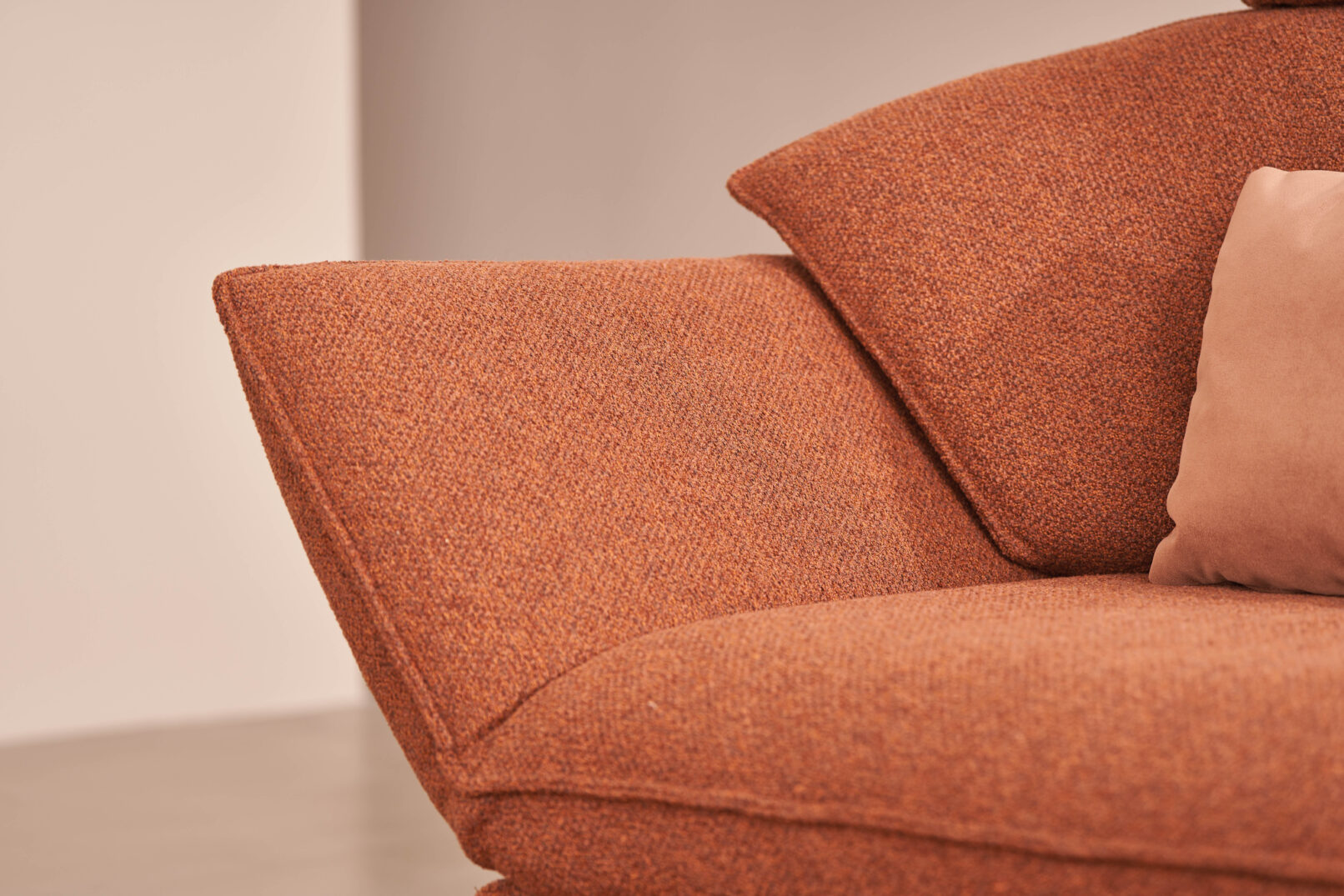 Bộ ghế sofa NOVA 1378, chất liệu nỉ Pura Grappa, hệ thống relax đa chức năng — chân nâng điện, tựa lưng điều chỉnh khí nén, tựa đầu linh hoạt, chân kim loại inox hoặc anthracite. Đoạt German Innovation Award 2023 và German Design Award 2025. Nhà sản xuất: Himolla, CHLB Đức | Phân phối độc quyền bởi Eleganz Furniture Vietnam.