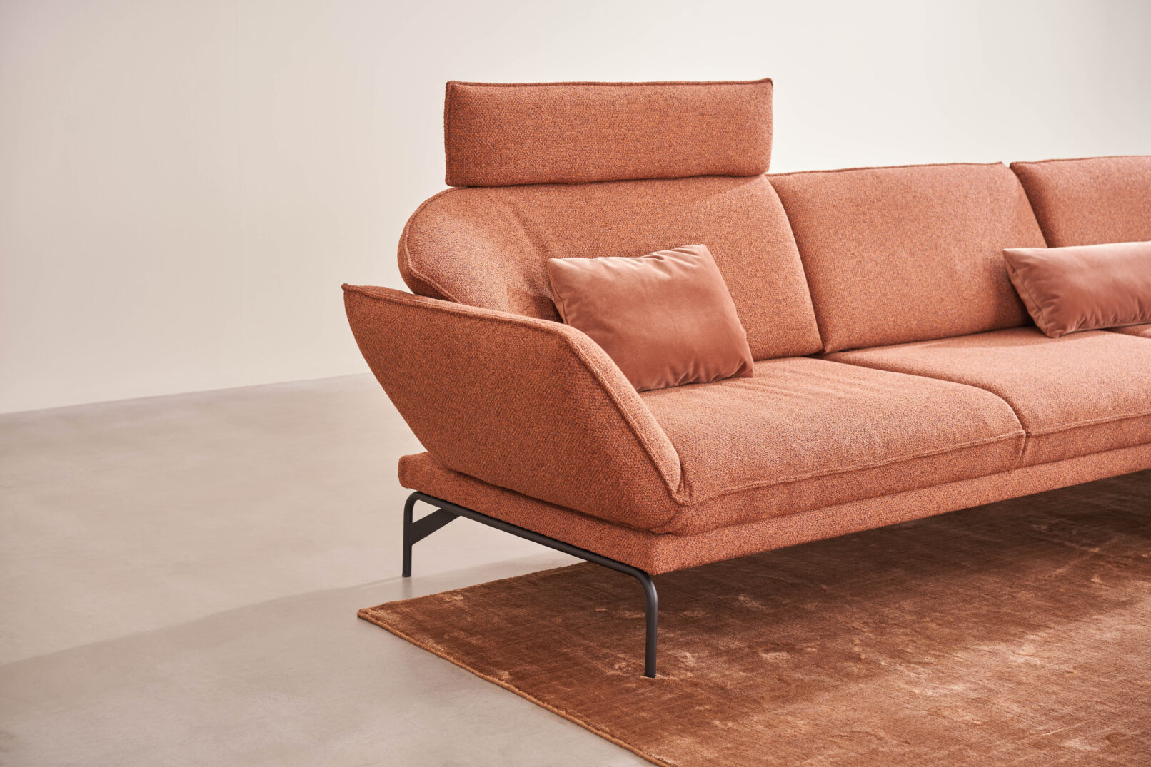 Bộ ghế sofa NOVA 1378, chất liệu nỉ Pura Grappa, hệ thống relax đa chức năng — chân nâng điện, tựa lưng điều chỉnh khí nén, tựa đầu linh hoạt, chân kim loại inox hoặc anthracite. Đoạt German Innovation Award 2023 và German Design Award 2025. Nhà sản xuất: Himolla, CHLB Đức | Phân phối độc quyền bởi Eleganz Furniture Vietnam.
