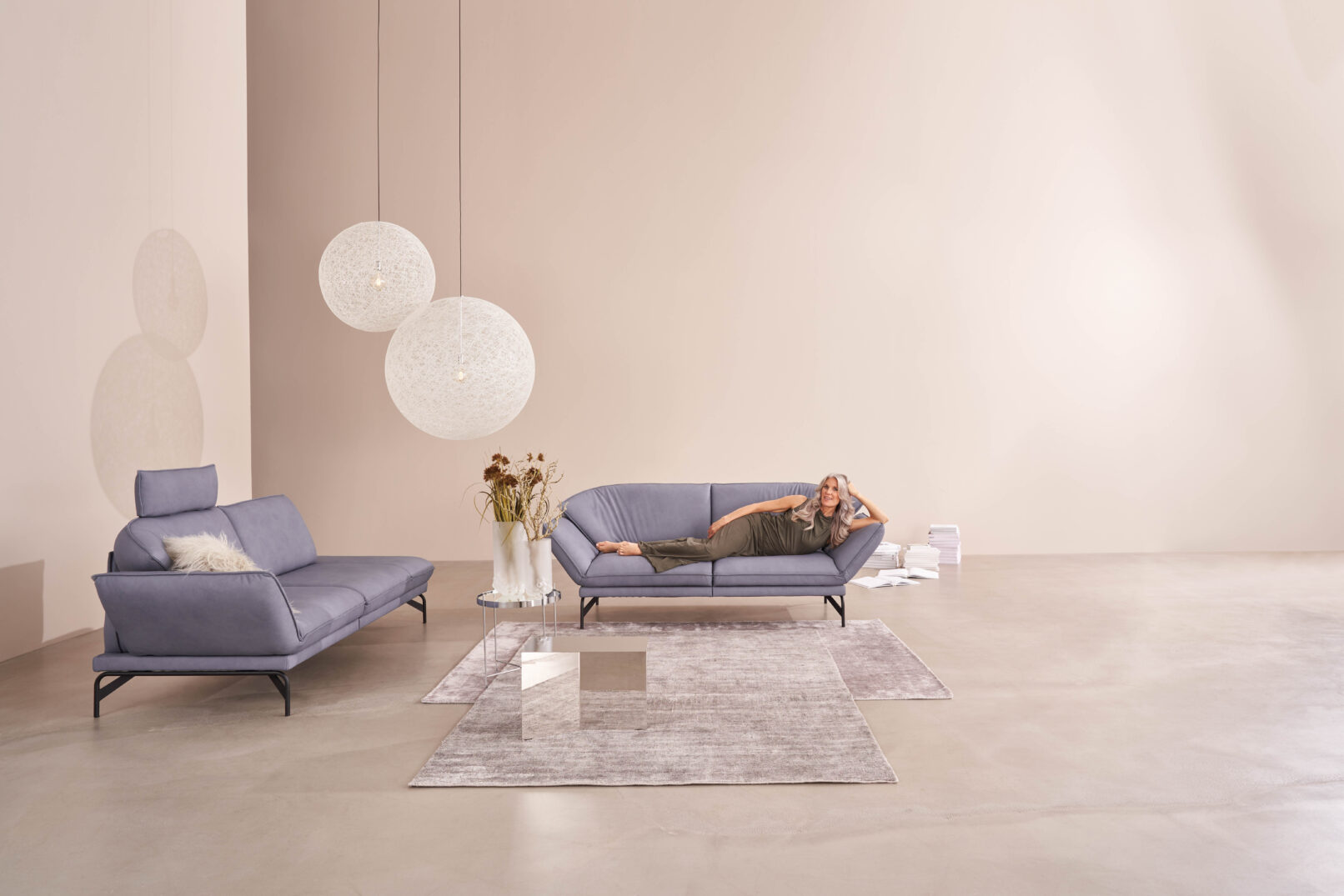 Bộ ghế sofa NOVA 1378, chất liệu da Leonessa, hệ thống relax đa chức năng — chân nâng điện, tựa lưng điều chỉnh khí nén, tựa đầu linh hoạt, chân kim loại inox hoặc anthracite. Đoạt German Innovation Award 2023 và German Design Award 2025. Nhà sản xuất: Himolla, CHLB Đức | Phân phối độc quyền bởi Eleganz Furniture Vietnam.