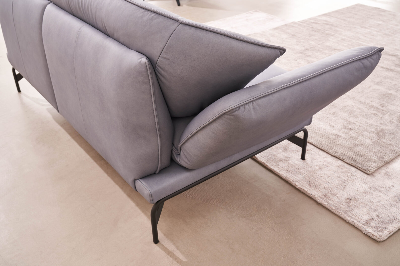 Bộ ghế sofa NOVA 1378, chất liệu da Leonessa, hệ thống relax đa chức năng — chân nâng điện, tựa lưng điều chỉnh khí nén, tựa đầu linh hoạt, chân kim loại inox hoặc anthracite. Đoạt German Innovation Award 2023 và German Design Award 2025. Nhà sản xuất: Himolla, CHLB Đức | Phân phối độc quyền bởi Eleganz Furniture Vietnam.