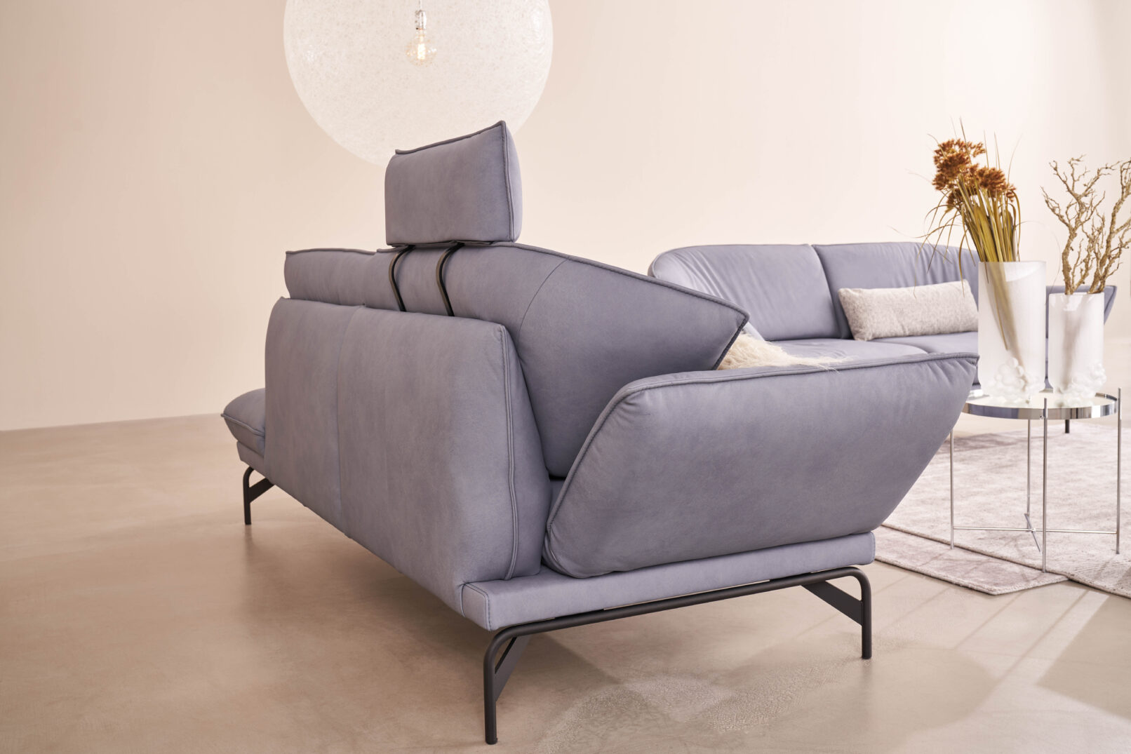 Bộ ghế sofa NOVA 1378, chất liệu da Leonessa, hệ thống relax đa chức năng — chân nâng điện, tựa lưng điều chỉnh khí nén, tựa đầu linh hoạt, chân kim loại inox hoặc anthracite. Đoạt German Innovation Award 2023 và German Design Award 2025. Nhà sản xuất: Himolla, CHLB Đức | Phân phối độc quyền bởi Eleganz Furniture Vietnam.