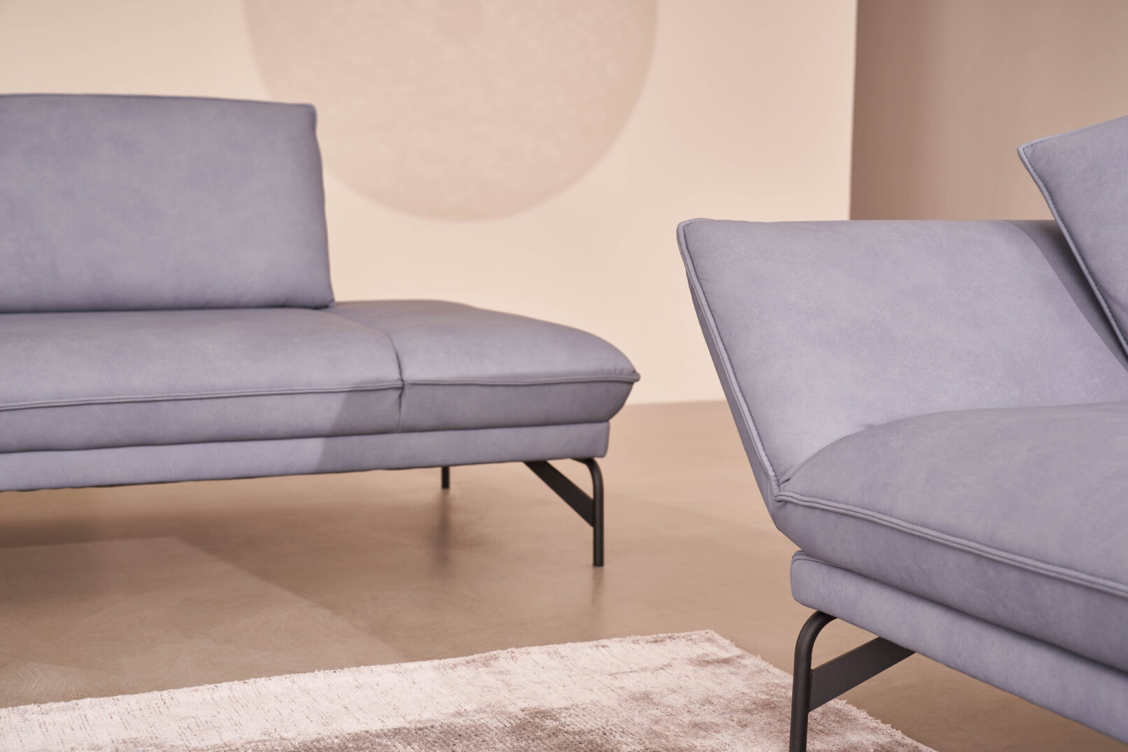 Bộ ghế sofa NOVA 1378, chất liệu da Leonessa, hệ thống relax đa chức năng — chân nâng điện, tựa lưng điều chỉnh khí nén, tựa đầu linh hoạt, chân kim loại inox hoặc anthracite. Đoạt German Innovation Award 2023 và German Design Award 2025. Nhà sản xuất: Himolla, CHLB Đức | Phân phối độc quyền bởi Eleganz Furniture Vietnam.