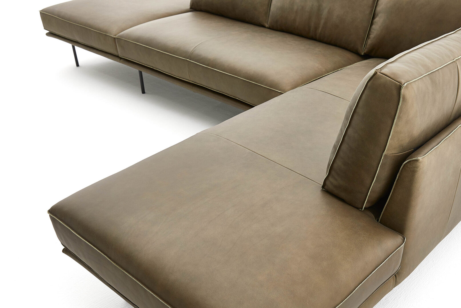 Ghế sofa CULVER, da Kentucky lấy từ bò vùng Pampas nổi tiếng của Brazil. Nhà sản xuất: Tommy M, CHLB Đức | Phân phối độc quyền bởi Eleganz Furniture Vietnam.