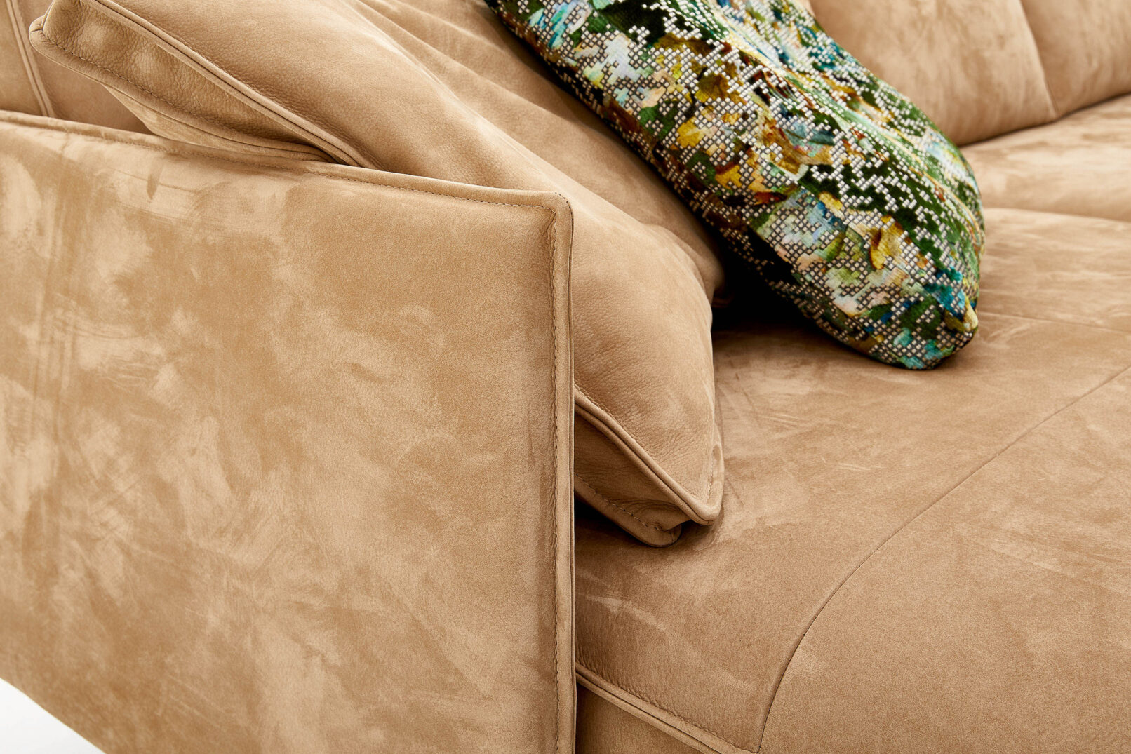 Ghế sofa CULVER, da Nabuck bò châu Âu thuộc khoáng — mềm mại, có vân tự nhiên và hiệu ứng bề mặt đặc trưng. Nhà sản xuất: Tommy M, CHLB Đức | Phân phối độc quyền bởi Eleganz Furniture Vietnam.