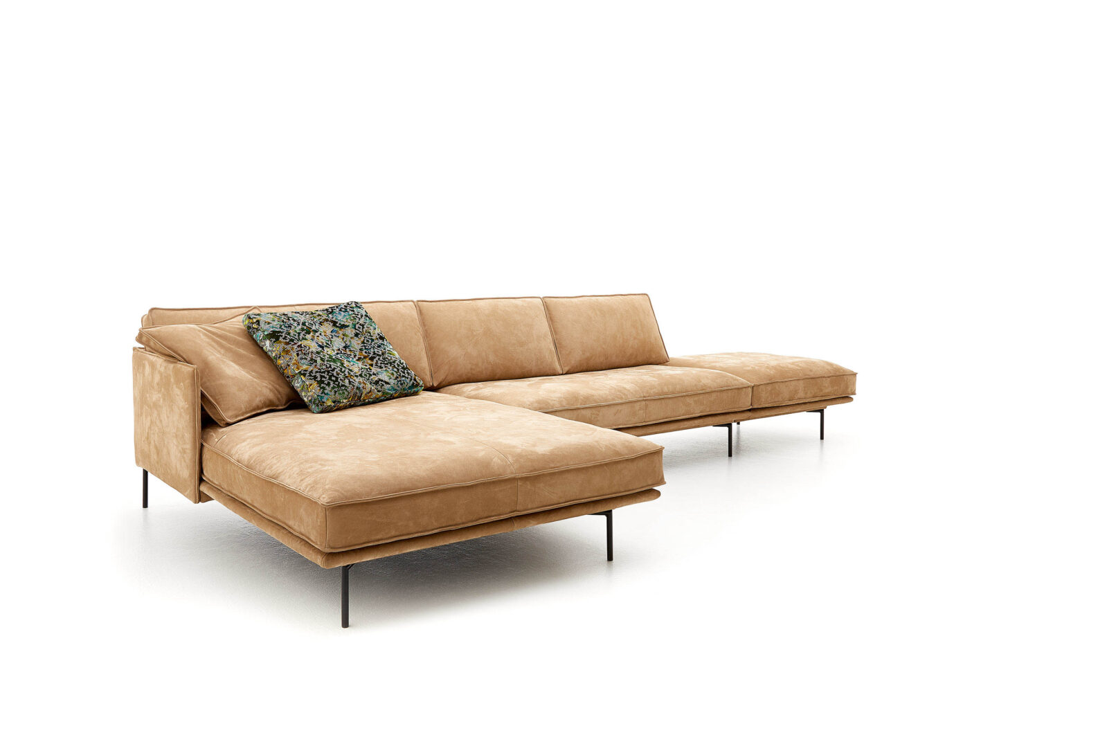 Ghế sofa CULVER, da Nabuck bò châu Âu thuộc khoáng — mềm mại, có vân tự nhiên và hiệu ứng bề mặt đặc trưng. Nhà sản xuất: Tommy M, CHLB Đức | Phân phối độc quyền bởi Eleganz Furniture Vietnam.