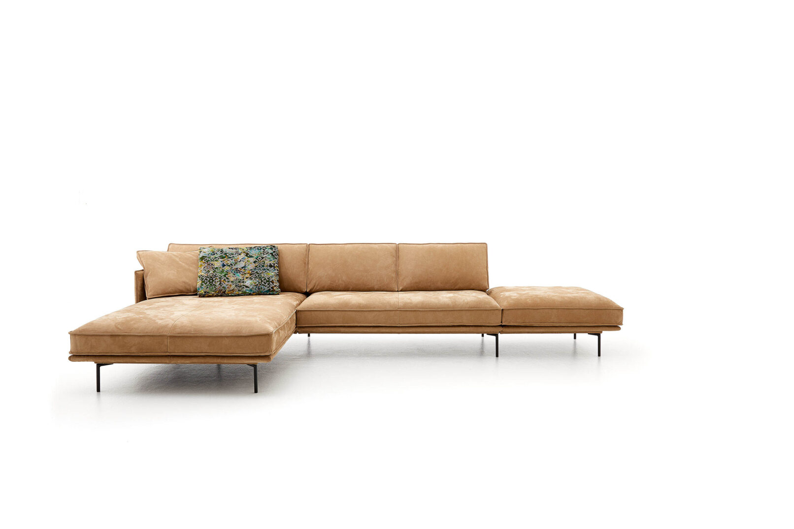 Ghế sofa CULVER, da Nabuck bò châu Âu thuộc khoáng — mềm mại, có vân tự nhiên và hiệu ứng bề mặt đặc trưng. Nhà sản xuất: Tommy M, CHLB Đức | Phân phối độc quyền bởi Eleganz Furniture Vietnam.