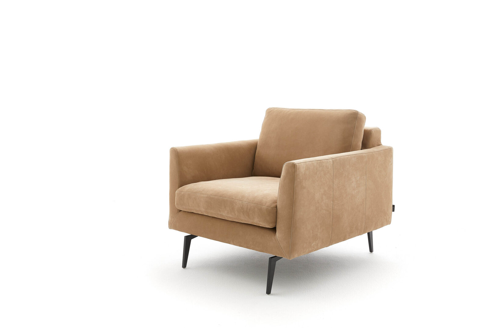 Ghế sofa FERRARA, da bò Nabuck châu Âu thuộc khoáng — mềm mại, có vân tự nhiên với hệ thống đệm ngồi, đệm lưng và đệm tay vịn rời. Nhà sản xuất: Tommy M, CHLB Đức | Phân phối độc quyền bởi Eleganz Furniture Vietnam.
