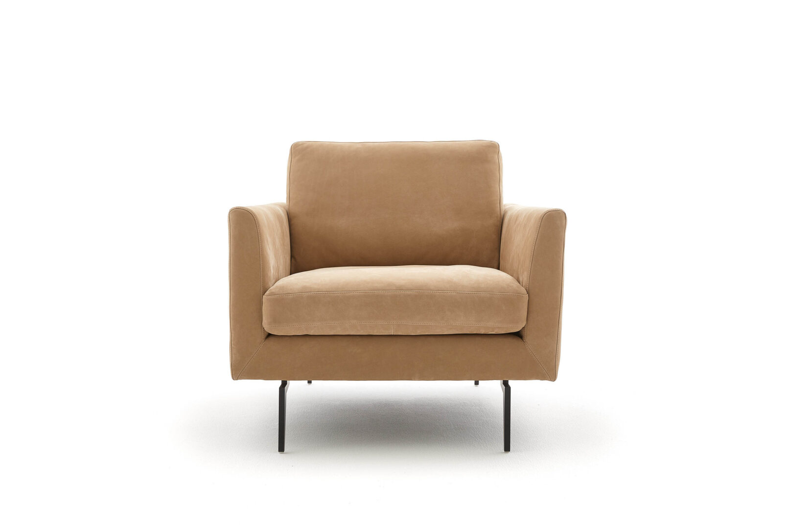 Ghế sofa FERRARA, da bò Nabuck châu Âu thuộc khoáng — mềm mại, có vân tự nhiên với hệ thống đệm ngồi, đệm lưng và đệm tay vịn rời. Nhà sản xuất: Tommy M, CHLB Đức | Phân phối độc quyền bởi Eleganz Furniture Vietnam.