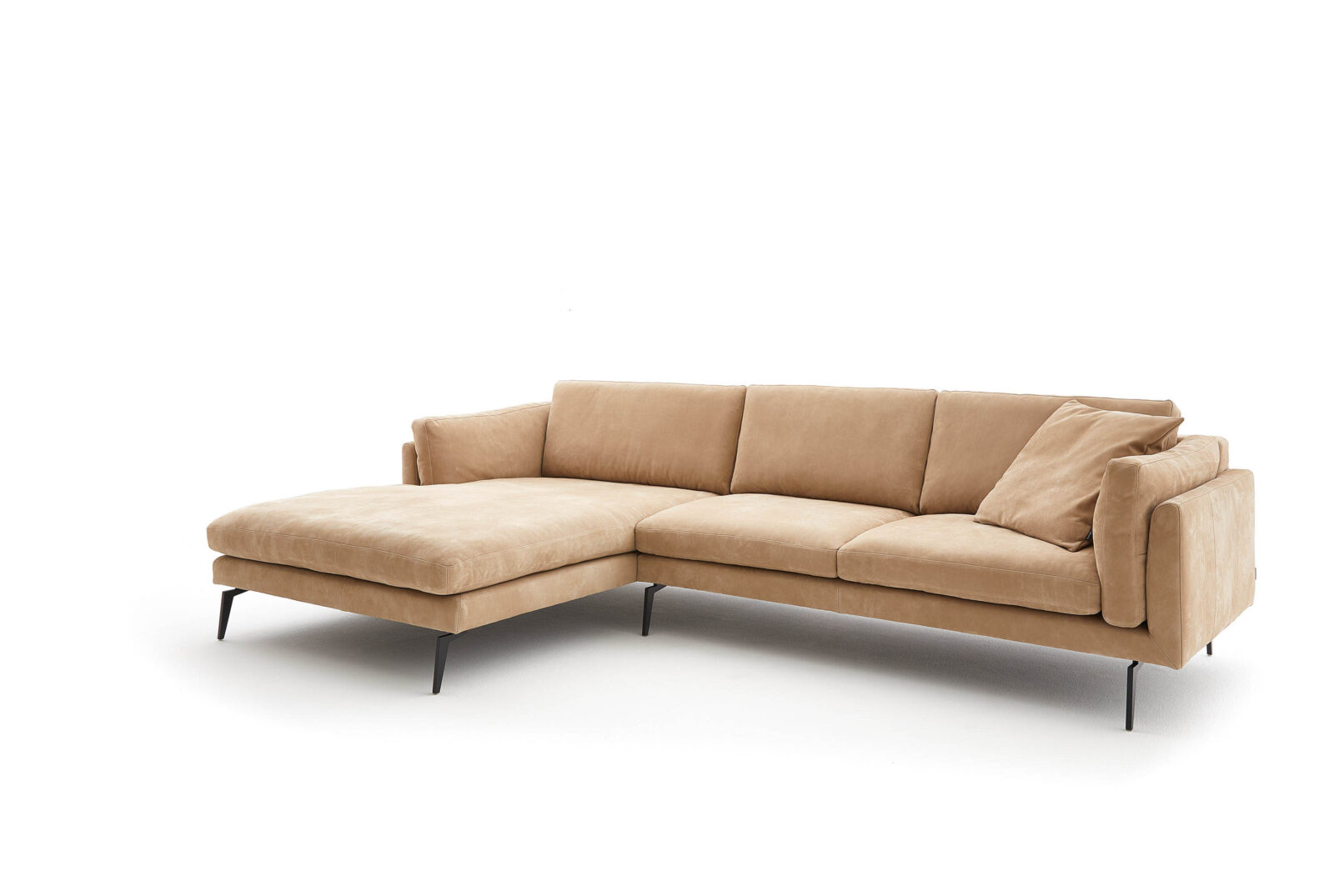 Ghế sofa FERRARA, da bò Nabuck châu Âu thuộc khoáng — mềm mại, có vân tự nhiên với hệ thống đệm ngồi, đệm lưng và đệm tay vịn rời. Nhà sản xuất: Tommy M, CHLB Đức | Phân phối độc quyền bởi Eleganz Furniture Vietnam.