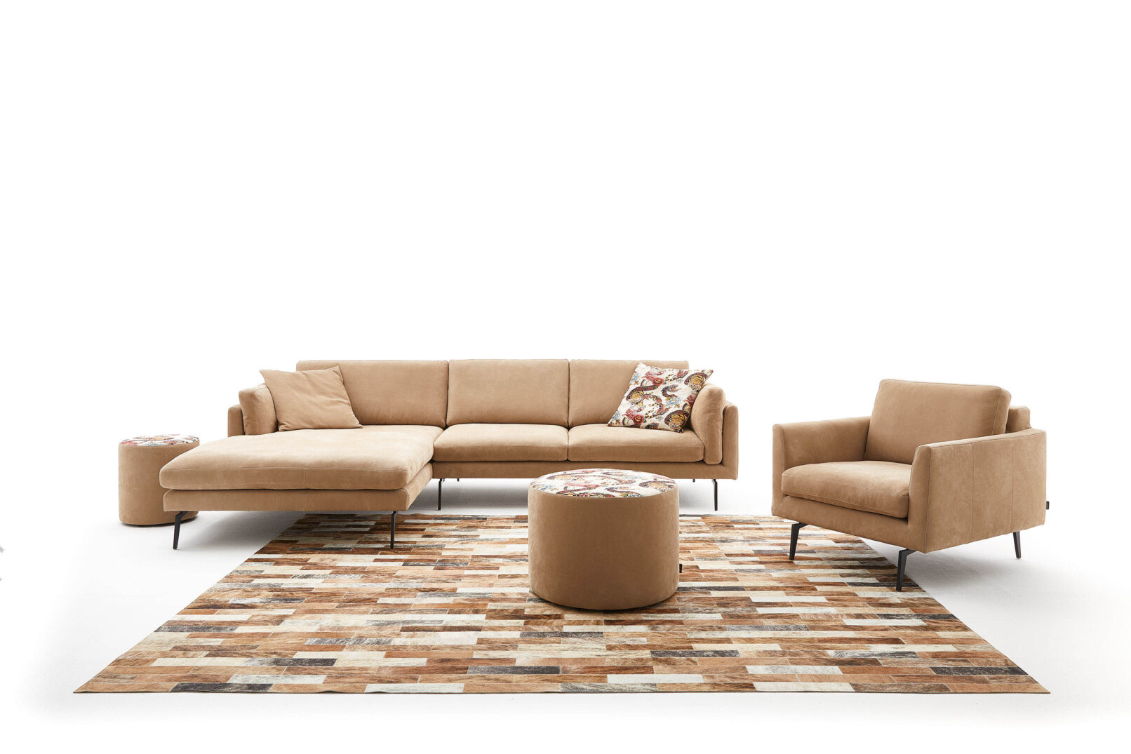 Ghế sofa FERRARA, da bò Nabuck châu Âu thuộc khoáng — mềm mại, có vân tự nhiên với hệ thống đệm ngồi, đệm lưng và đệm tay vịn rời. Nhà sản xuất: Tommy M, CHLB Đức | Phân phối độc quyền bởi Eleganz Furniture Vietnam.