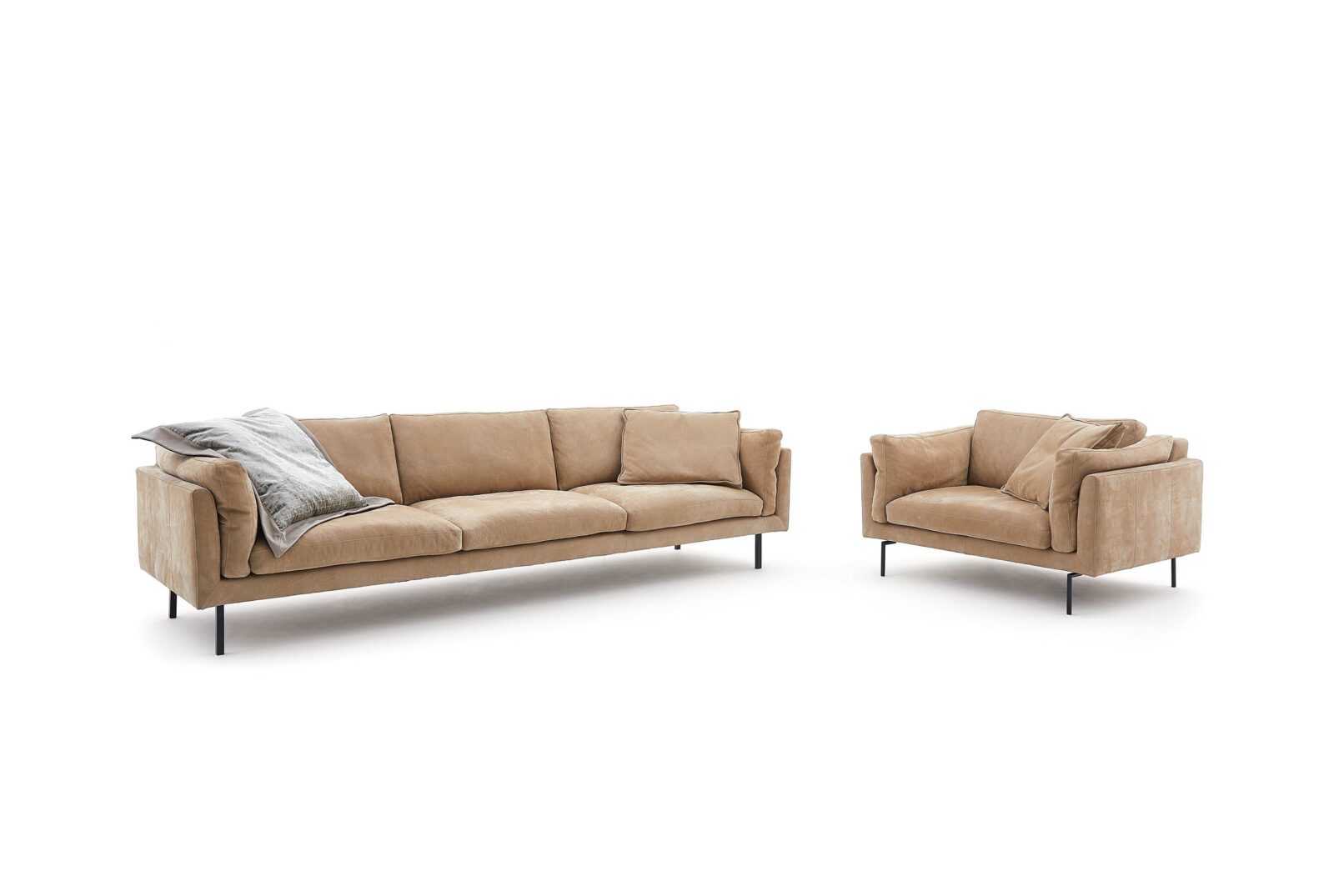 Ghế sofa FERRARA, da bò Nabuck châu Âu thuộc khoáng — mềm mại, có vân tự nhiên với hệ thống đệm ngồi, đệm lưng và đệm tay vịn rời. Nhà sản xuất: Tommy M, CHLB Đức | Phân phối độc quyền bởi Eleganz Furniture Vietnam.