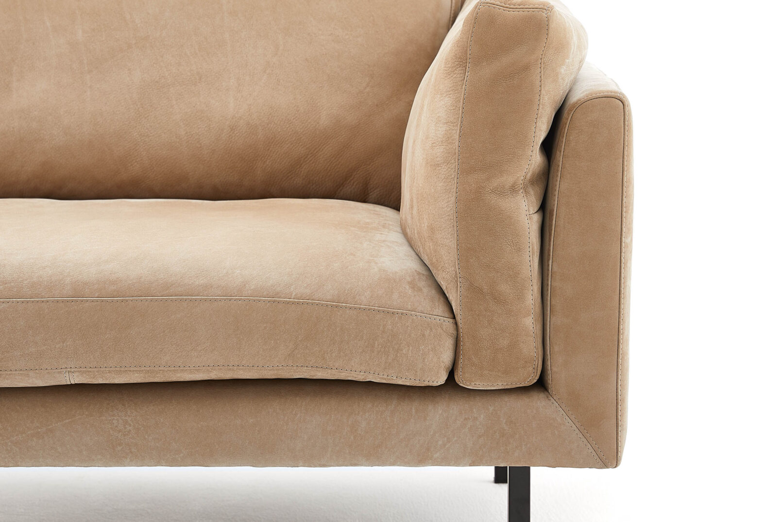 Ghế sofa FERRARA, da bò Nabuck châu Âu thuộc khoáng — mềm mại, có vân tự nhiên với hệ thống đệm ngồi, đệm lưng và đệm tay vịn rời. Nhà sản xuất: Tommy M, CHLB Đức | Phân phối độc quyền bởi Eleganz Furniture Vietnam.