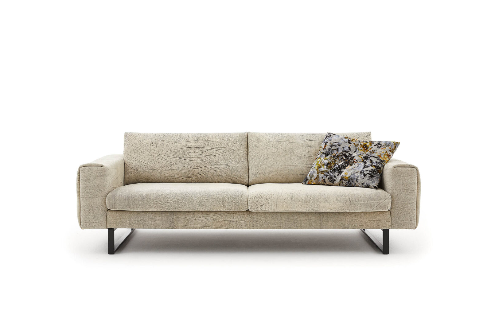 Ghế sofa FORMA, da bò Colonial nubuk hóa từ bò đực trung Âu — dày 2.8-3.0mm, hiệu ứng hai tông màu qua kỹ thuật Sandwich thủ công, mỗi tấm da là một độc bản. Nhà sản xuất: Tommy M, CHLB Đức | Phân phối độc quyền bởi Eleganz Furniture Vietnam.