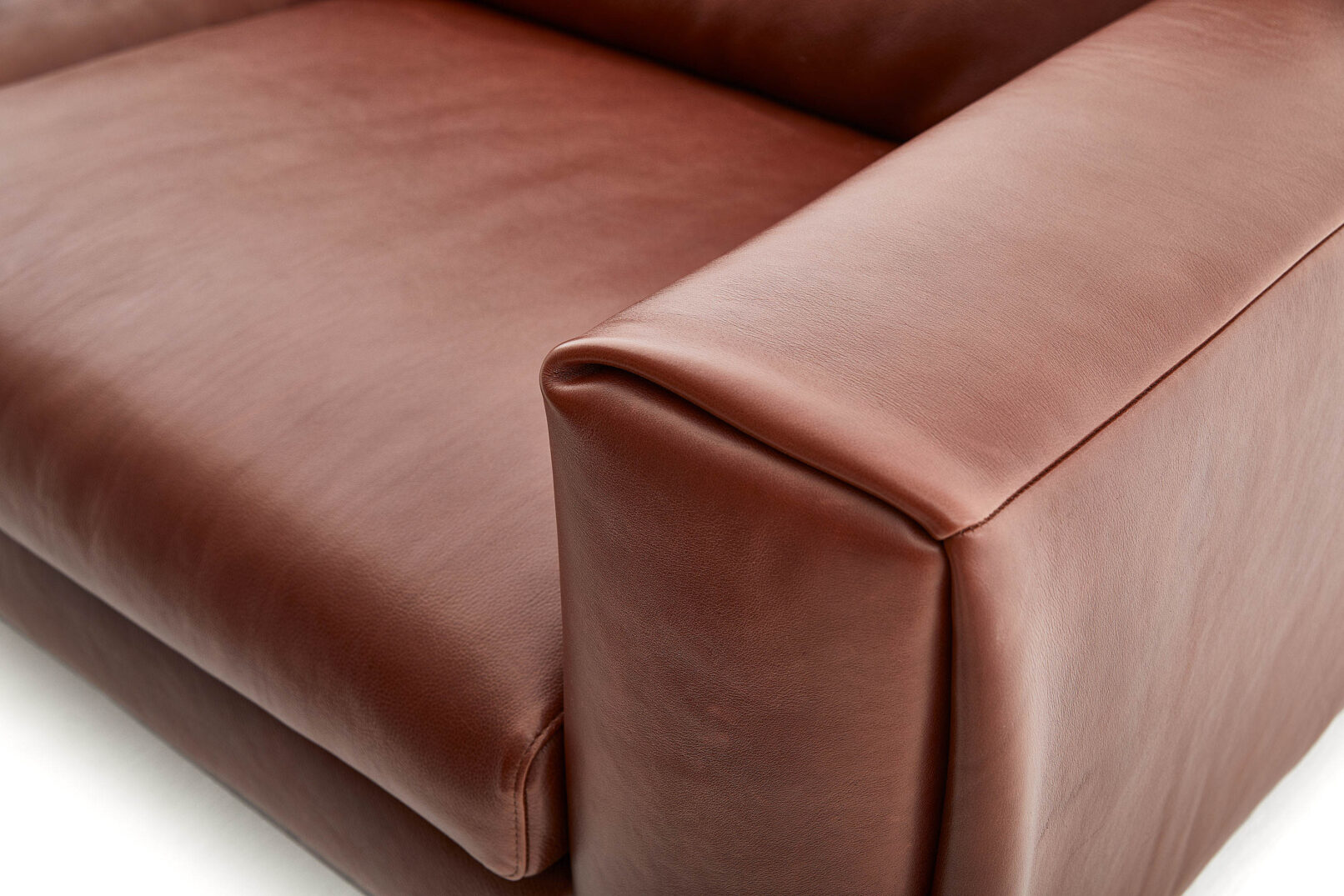 Ghế sofa FORMA, da bò Rhodezia thuộc khoáng từ vùng bushland Zimbabwe — dày 1.8-2.0mm, nhuộm Anilin, giữ nguyên tất cả dấu tự nhiên của da. Nhà sản xuất: Tommy M, CHLB Đức | Phân phối độc quyền bởi Eleganz Furniture Vietnam.
