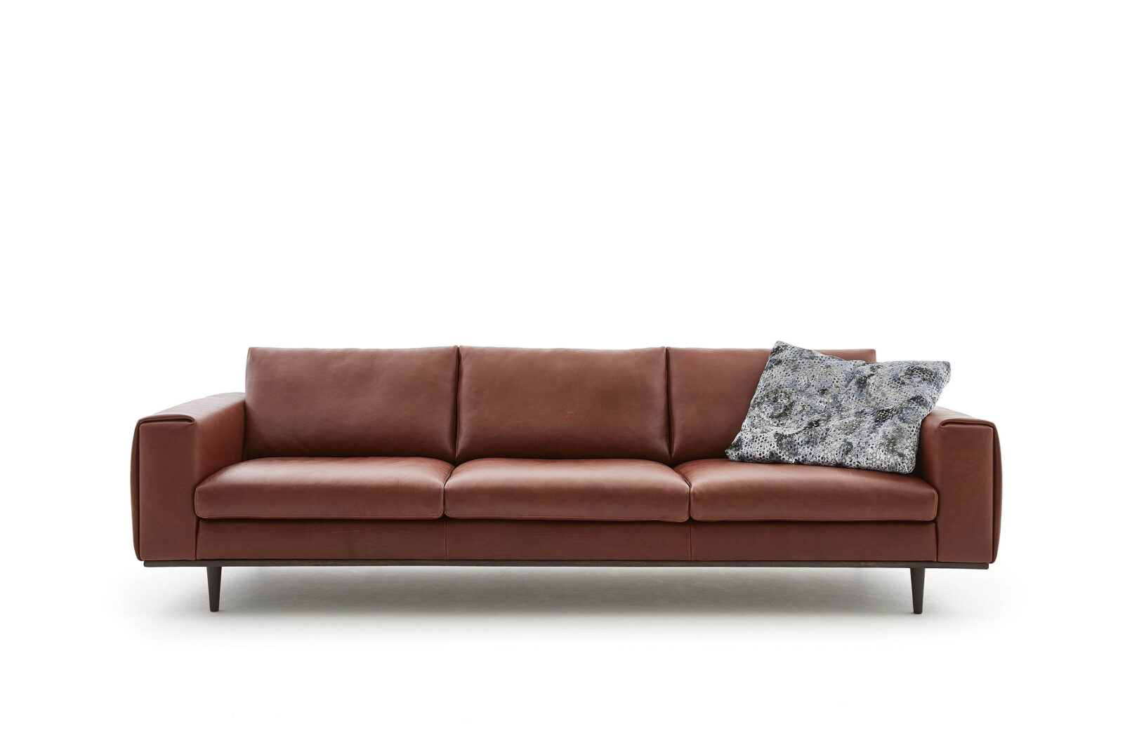 Ghế sofa FORMA, da bò Rhodezia thuộc khoáng từ vùng bushland Zimbabwe — dày 1.8-2.0mm, nhuộm Anilin, giữ nguyên tất cả dấu tự nhiên của da. Nhà sản xuất: Tommy M, CHLB Đức | Phân phối độc quyền bởi Eleganz Furniture Vietnam.