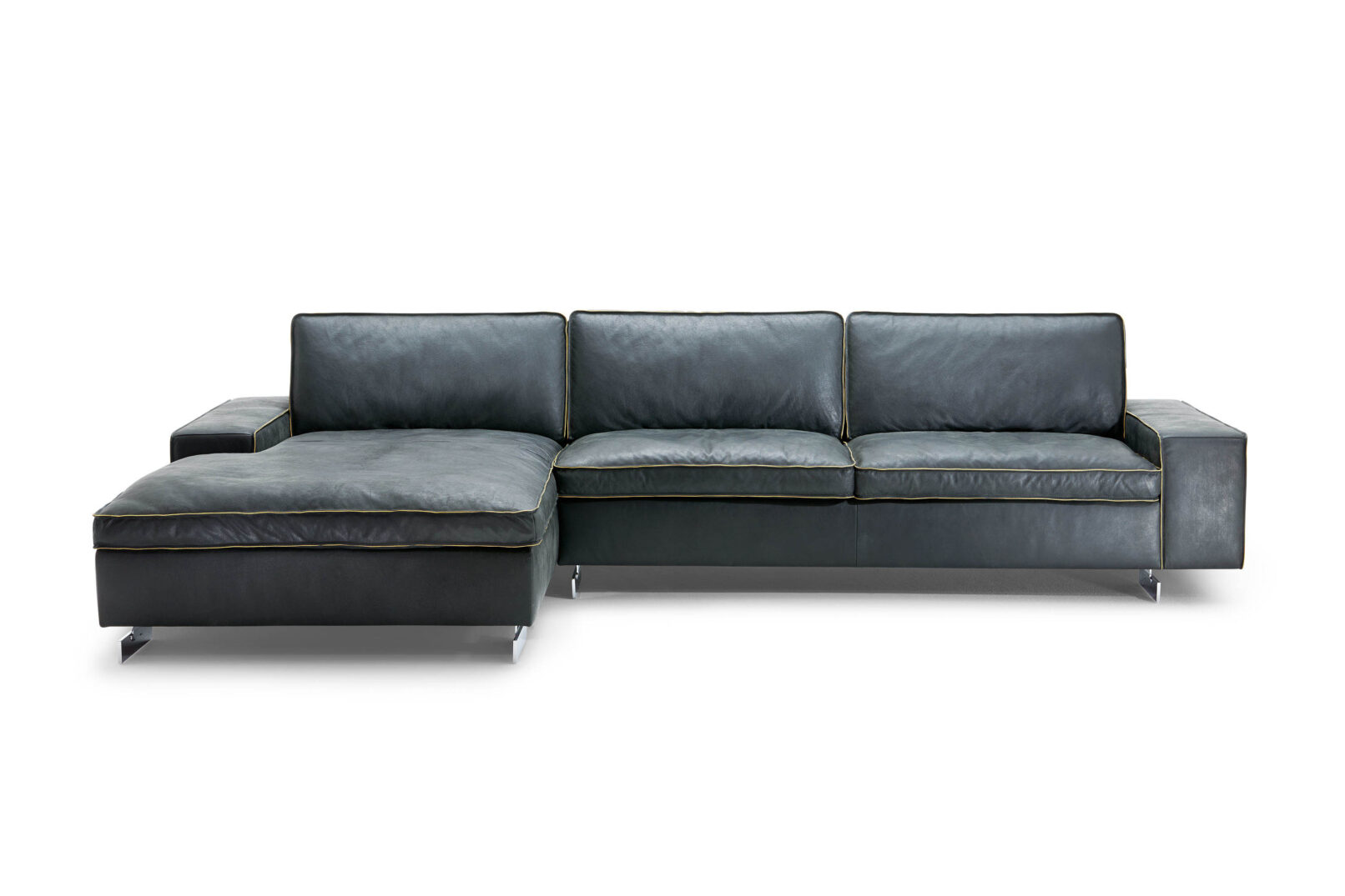 Sofa MARRIOT, da bò Massai thuộc khoáng tự nhiên với finish dầu và sáp — tạo hiệu ứng Pull-up và Krakeliereffekt đặc trưng, dày 1.3-1.5mm, giữ nguyên tất cả dấu tự nhiên của da. Đệm ngồi và đệm lưng rời có thể sắp xếp lại, đường chỉ trang trí và chân sofa đa dạng tùy chọn. Nhà sản xuất: Tommy M, CHLB Đức | Phân phối độc quyền bởi Eleganz Furniture Vietnam.