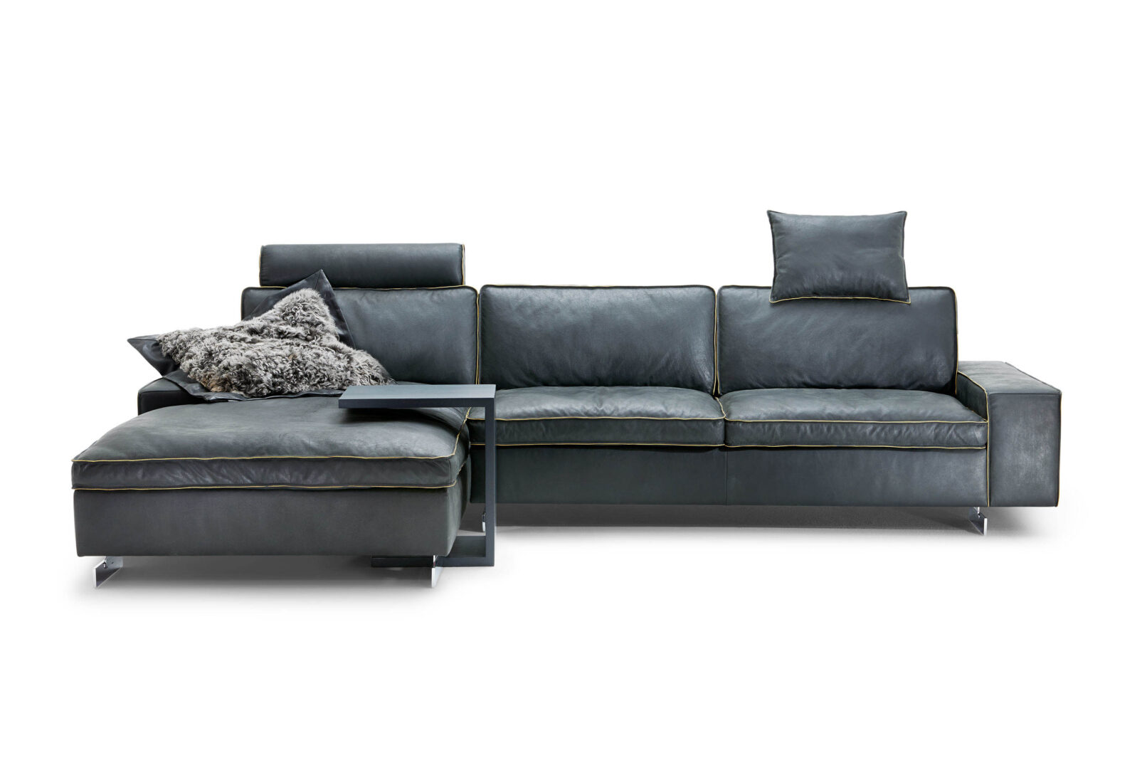 Sofa MARRIOT, da bò Massai thuộc khoáng tự nhiên với finish dầu và sáp — tạo hiệu ứng Pull-up và Krakeliereffekt đặc trưng, dày 1.3-1.5mm, giữ nguyên tất cả dấu tự nhiên của da. Đệm ngồi và đệm lưng rời có thể sắp xếp lại, đường chỉ trang trí và chân sofa đa dạng tùy chọn. Nhà sản xuất: Tommy M, CHLB Đức | Phân phối độc quyền bởi Eleganz Furniture Vietnam.