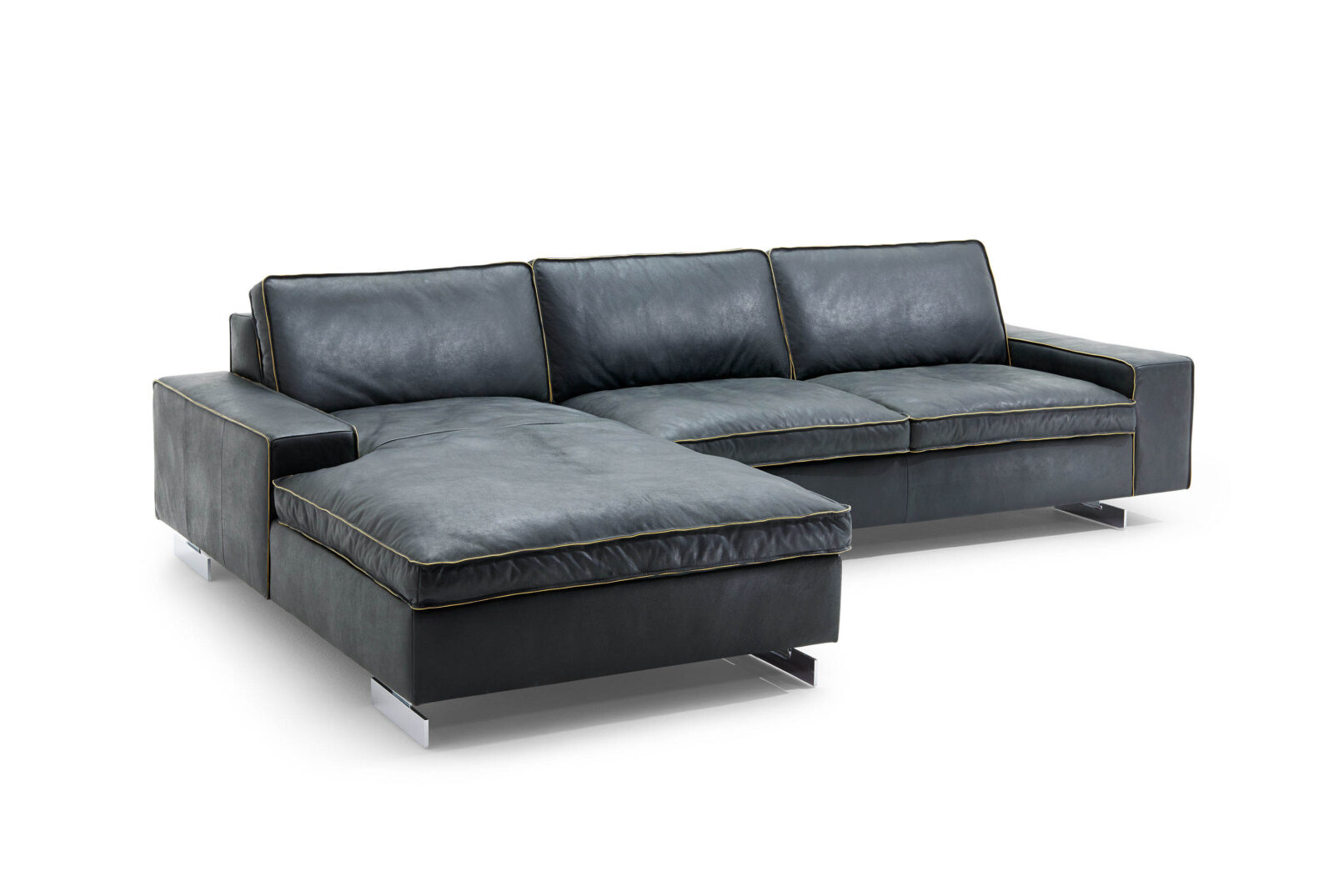 Sofa MARRIOT, da bò Massai thuộc khoáng tự nhiên với finish dầu và sáp — tạo hiệu ứng Pull-up và Krakeliereffekt đặc trưng, dày 1.3-1.5mm, giữ nguyên tất cả dấu tự nhiên của da. Đệm ngồi và đệm lưng rời có thể sắp xếp lại, đường chỉ trang trí và chân sofa đa dạng tùy chọn. Nhà sản xuất: Tommy M, CHLB Đức | Phân phối độc quyền bởi Eleganz Furniture Vietnam.