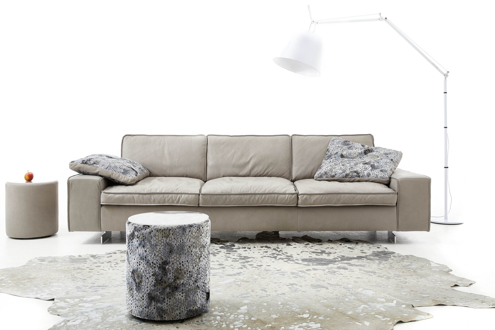 Sofa MARRIOT, da bò Cuba Anilin thuần túy từ đàn bò sống hoàn toàn ngoài tự nhiên — được thuộc khoáng và nhuộm thùng, bề mặt không phủ finish giữ nguyên độ mềm và vẻ sống động tự nhiên, tất cả dấu tự nhiên còn nguyên. Đệm ngồi và đệm lưng rời có thể sắp xếp lại tùy ý. Nhà sản xuất: Tommy M, CHLB Đức | Phân phối độc quyền bởi Eleganz Furniture Vietnam.