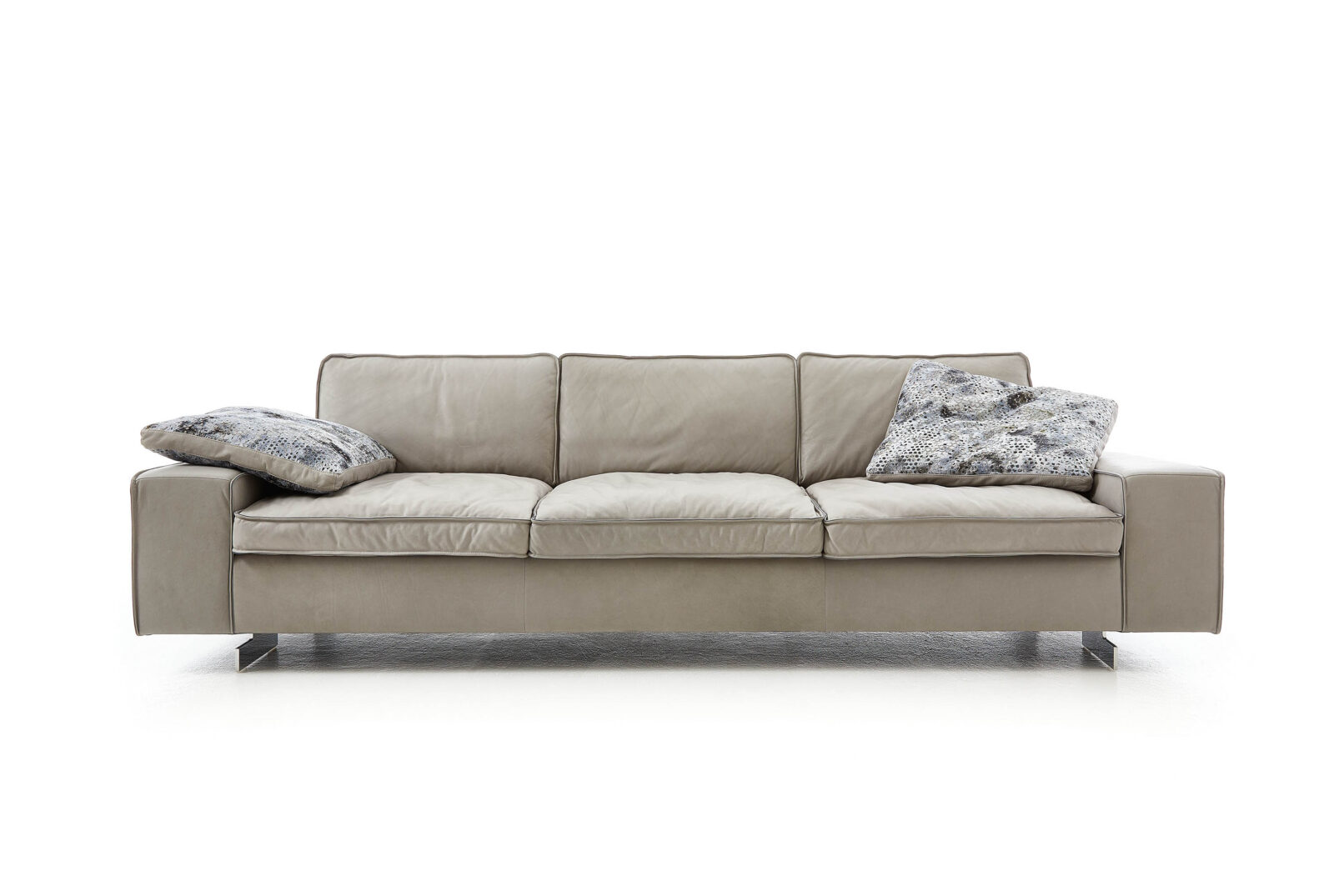 Sofa MARRIOT, da bò Cuba Anilin thuần túy từ đàn bò sống hoàn toàn ngoài tự nhiên — được thuộc khoáng và nhuộm thùng, bề mặt không phủ finish giữ nguyên độ mềm và vẻ sống động tự nhiên, tất cả dấu tự nhiên còn nguyên. Đệm ngồi và đệm lưng rời có thể sắp xếp lại tùy ý. Nhà sản xuất: Tommy M, CHLB Đức | Phân phối độc quyền bởi Eleganz Furniture Vietnam.