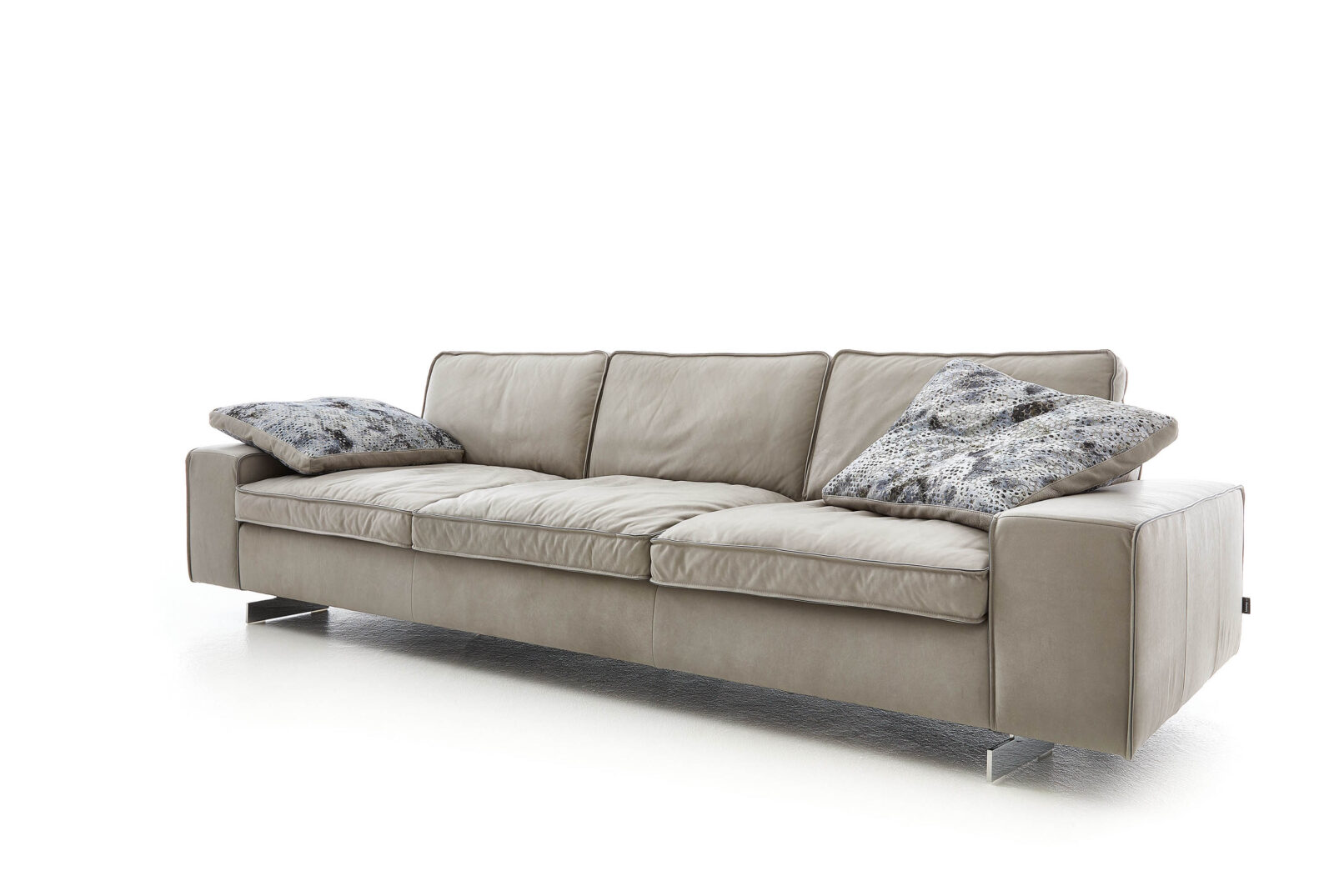 Sofa MARRIOT, da bò Cuba Anilin thuần túy từ đàn bò sống hoàn toàn ngoài tự nhiên — được thuộc khoáng và nhuộm thùng, bề mặt không phủ finish giữ nguyên độ mềm và vẻ sống động tự nhiên, tất cả dấu tự nhiên còn nguyên. Đệm ngồi và đệm lưng rời có thể sắp xếp lại tùy ý. Nhà sản xuất: Tommy M, CHLB Đức | Phân phối độc quyền bởi Eleganz Furniture Vietnam.