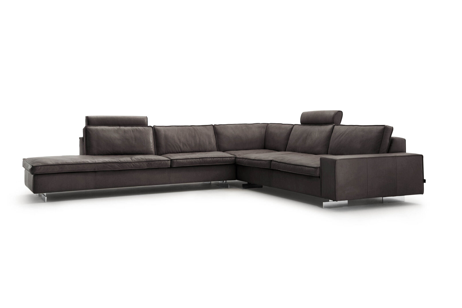 Sofa MARRIOT, da bò Massai thuộc khoáng tự nhiên với finish dầu và sáp — tạo hiệu ứng Pull-up và Krakeliereffekt đặc trưng, dày 1.3-1.5mm, giữ nguyên tất cả dấu tự nhiên của da. Đệm ngồi và đệm lưng rời có thể sắp xếp lại, đường chỉ trang trí và chân sofa đa dạng tùy chọn. Nhà sản xuất: Tommy M, CHLB Đức | Phân phối độc quyền bởi Eleganz Furniture Vietnam.